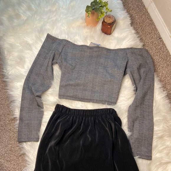 Edgy Pleated Maxi Skirt - Picture 4 of 6